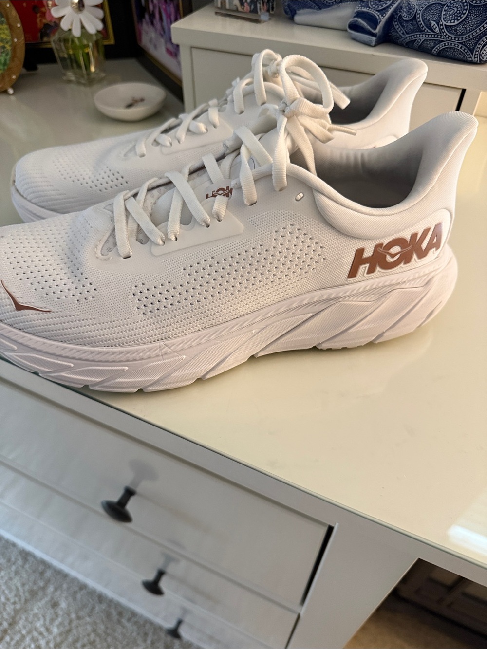 ♥️Hoka White Arahi 7 Sneakers with Rose Gold♥️